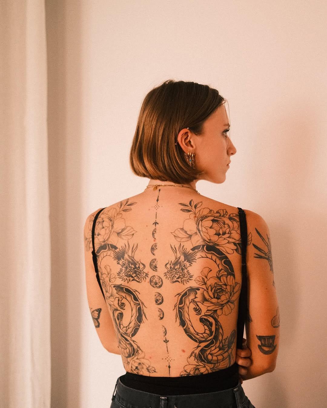 Tatouage pivoine traditionnel dans le dos cicatrisé — chaztattoo_