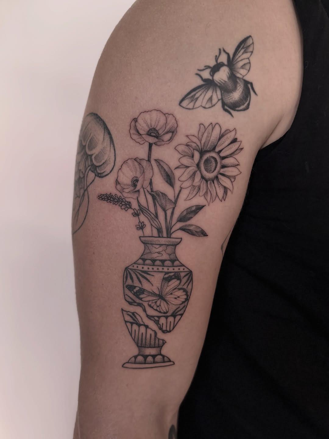 Tatouage vase de fleurs traditionnel — chaztattoo_