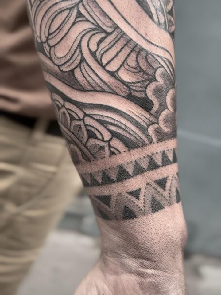 Tatouage Géométrique linéaire demie sleeve — jeykill_bleunoir