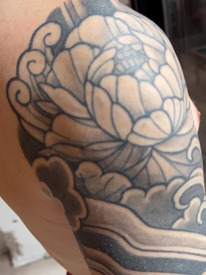 Tatouage Fleurs lotus et ornemental bras complet — jeykill_bleunoir
