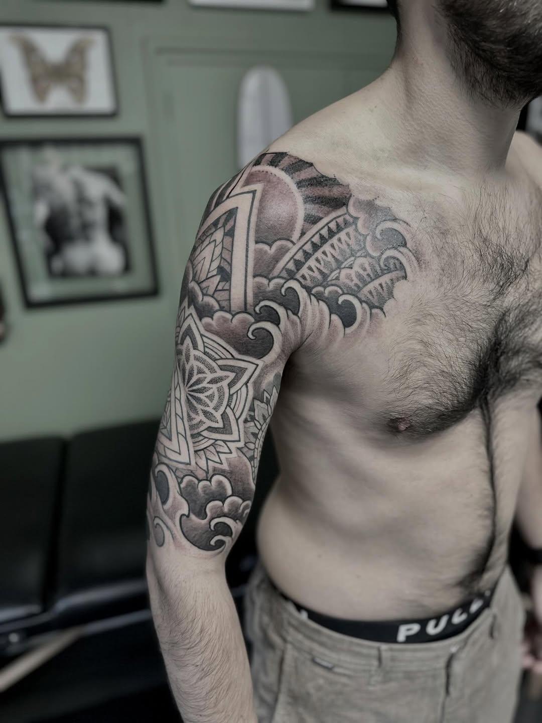 Tatouage Géométrique ornemental épaule — jeykill_bleunoir