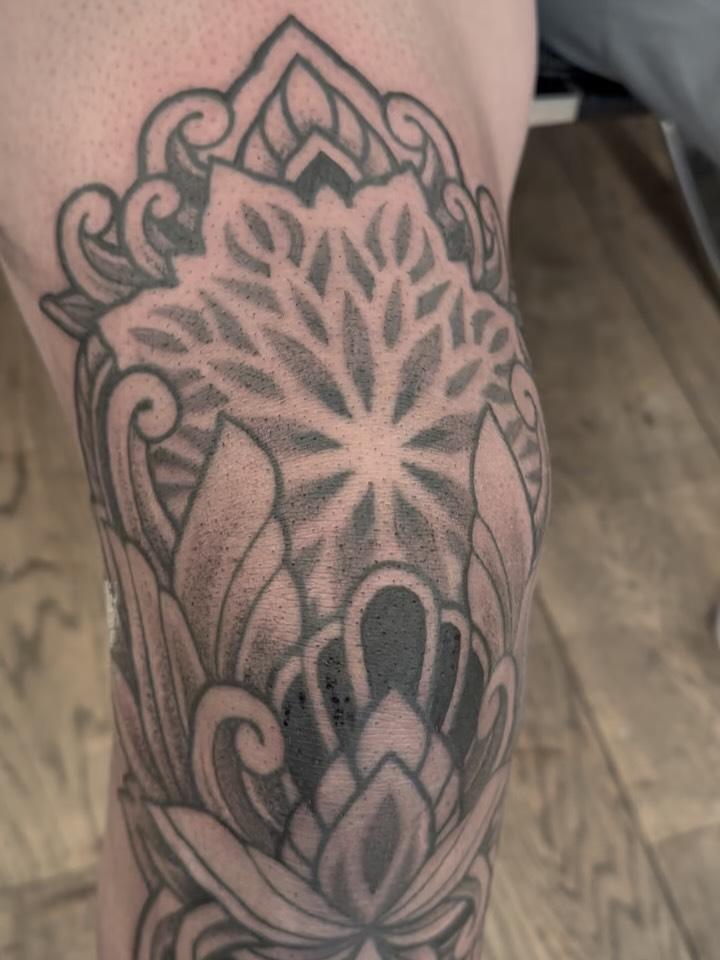 Tatouage Ornemental floral jambe — jeykill_bleunoir