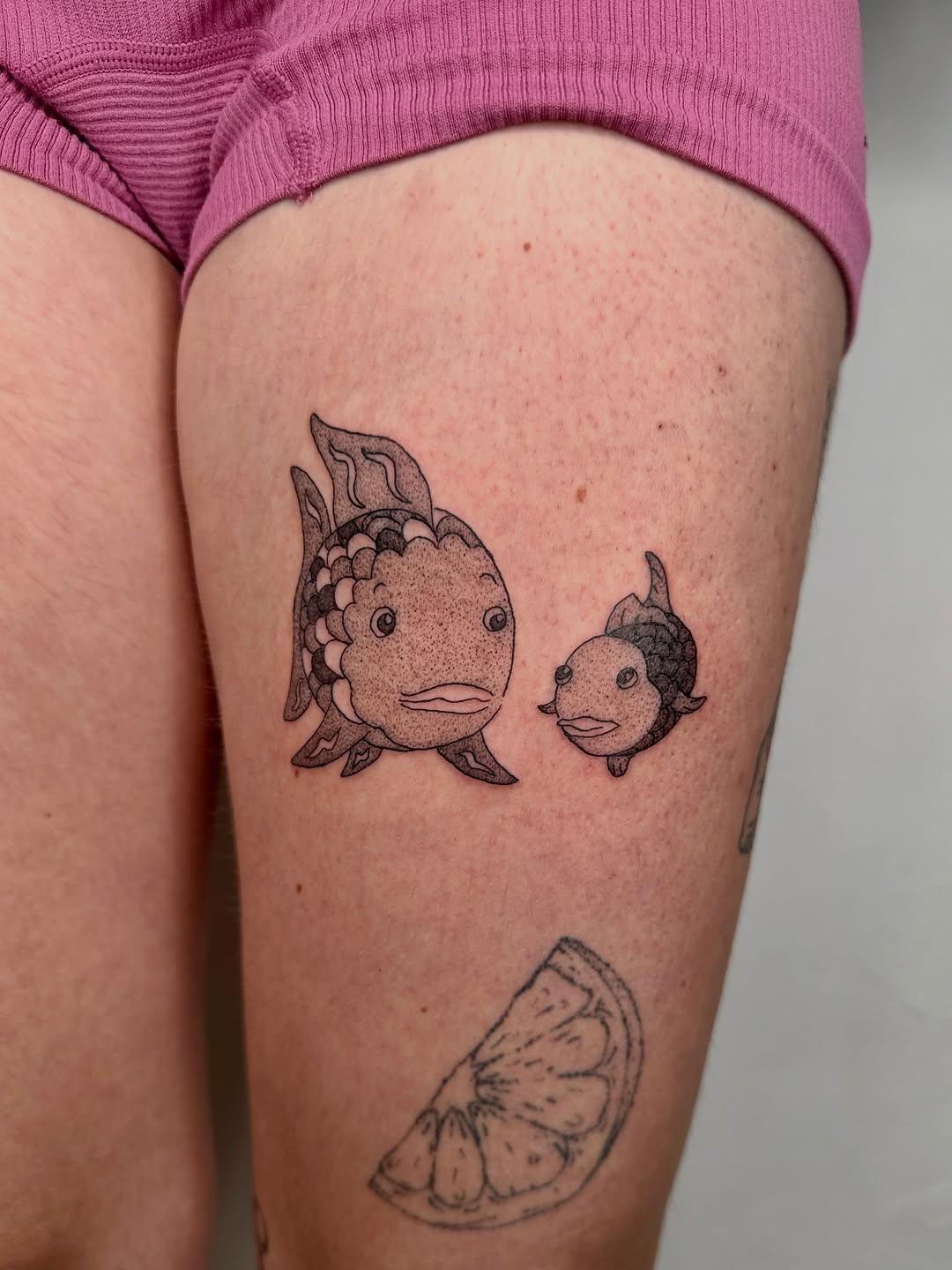 Tatouage illustratif Arc-en-ciel le plus beau poisson des océans — douce_enfance_tattoo