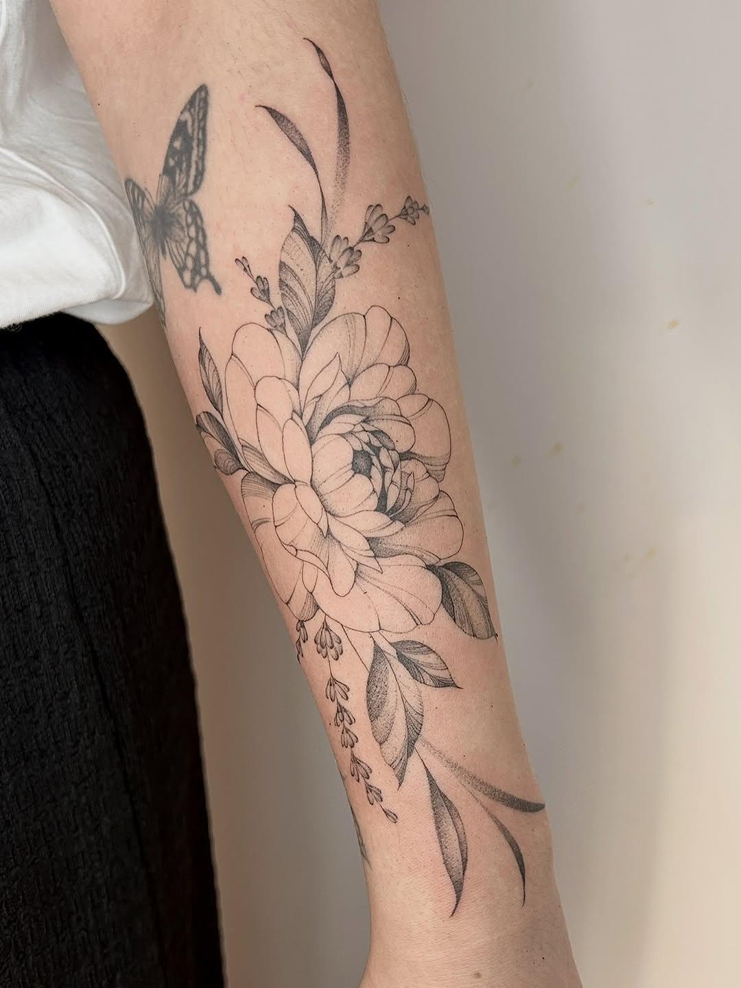 Tatouage floral fine line flash adopté — lafeefleurs