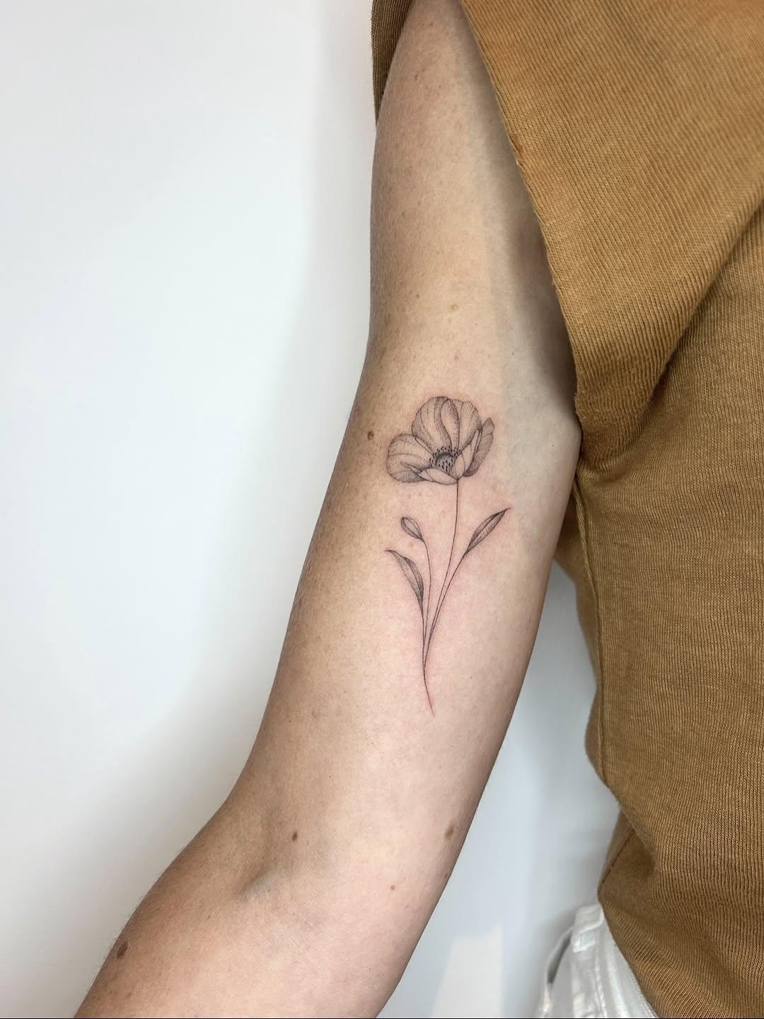 Tatouage floral fine line — lafeefleurs