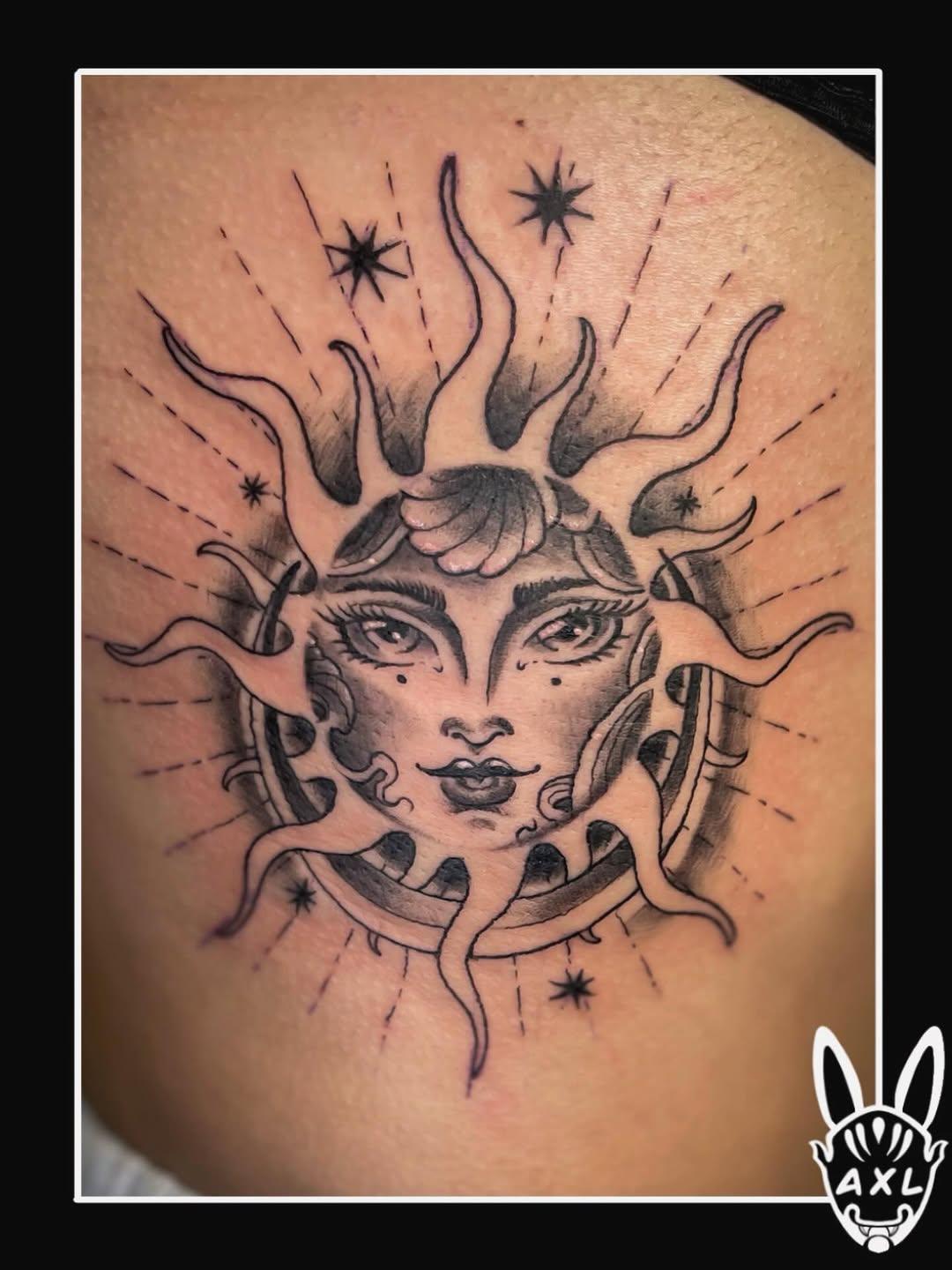 Tatouage visage sur les côtes black and grey — axlt_art