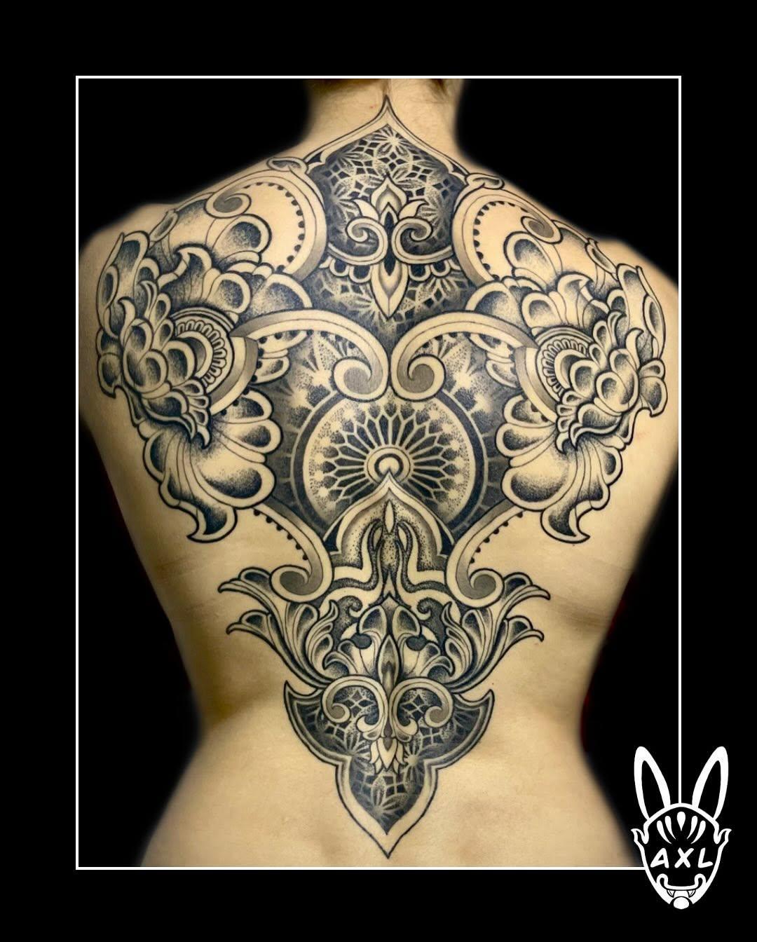 Tatouage dos cicatrisé — axlt_art