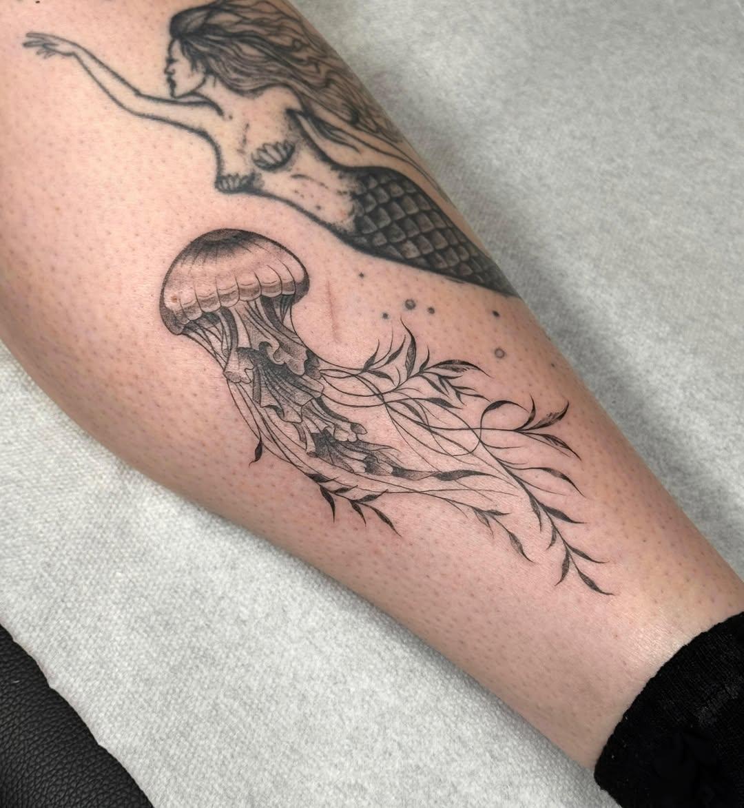 Tatouage méduse micro réalisme — ylleia.ttt