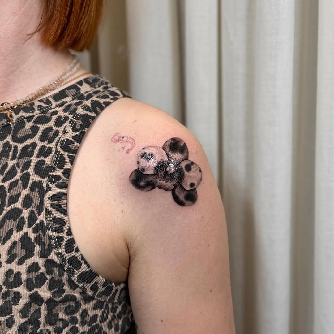 Tatouage orchidée Phalaenopsis micro réalisme — ylleia.ttt
