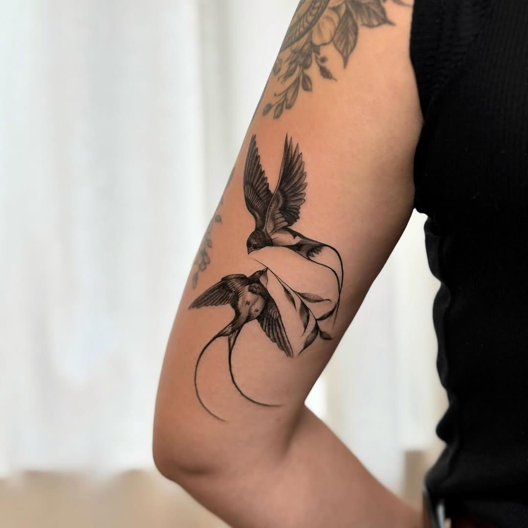 Tatouage deux hirondelles avec feuillage — ylleia.ttt