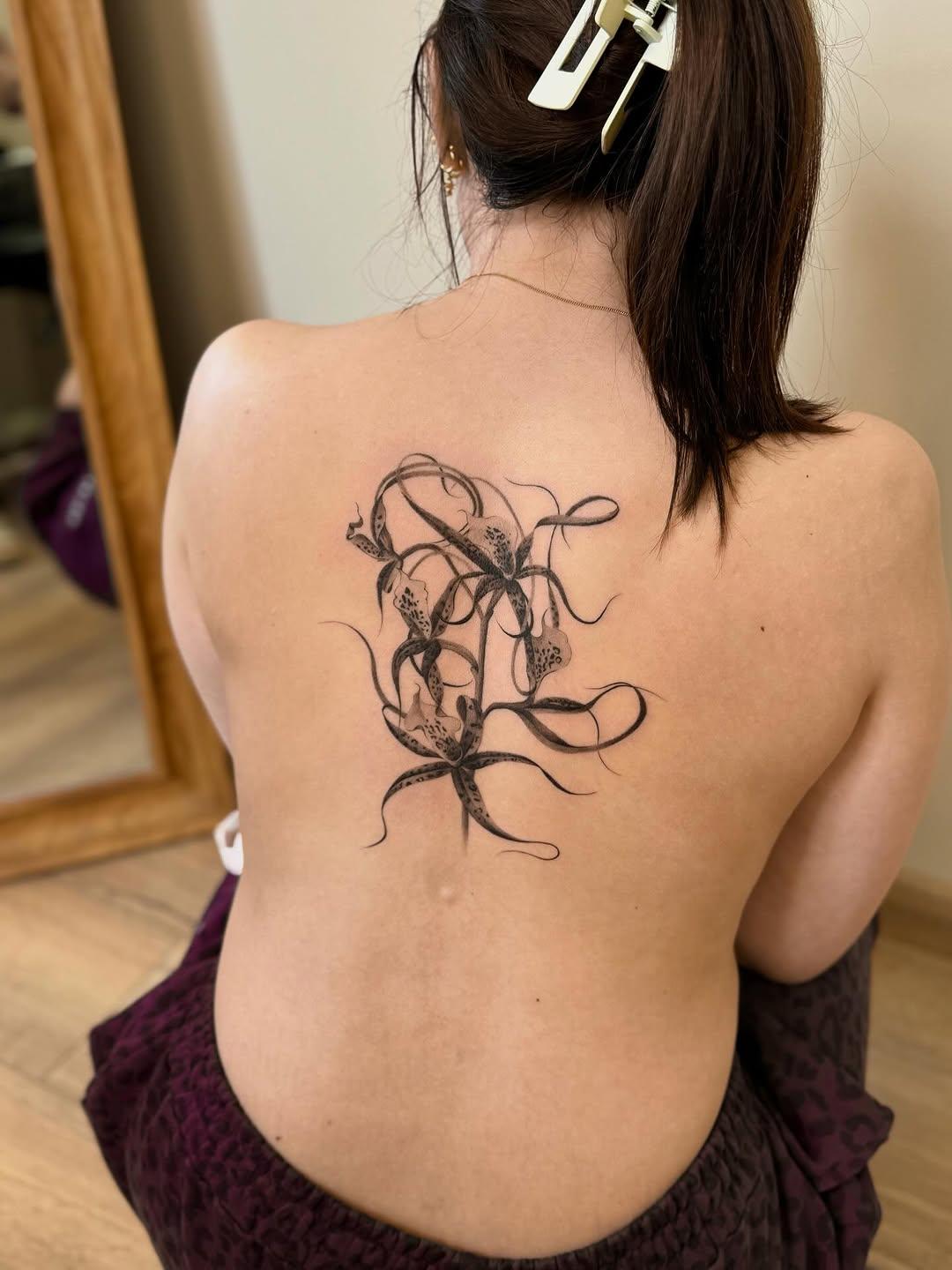 Tatouage orchidée Brassia micro réalisme — ylleia.ttt