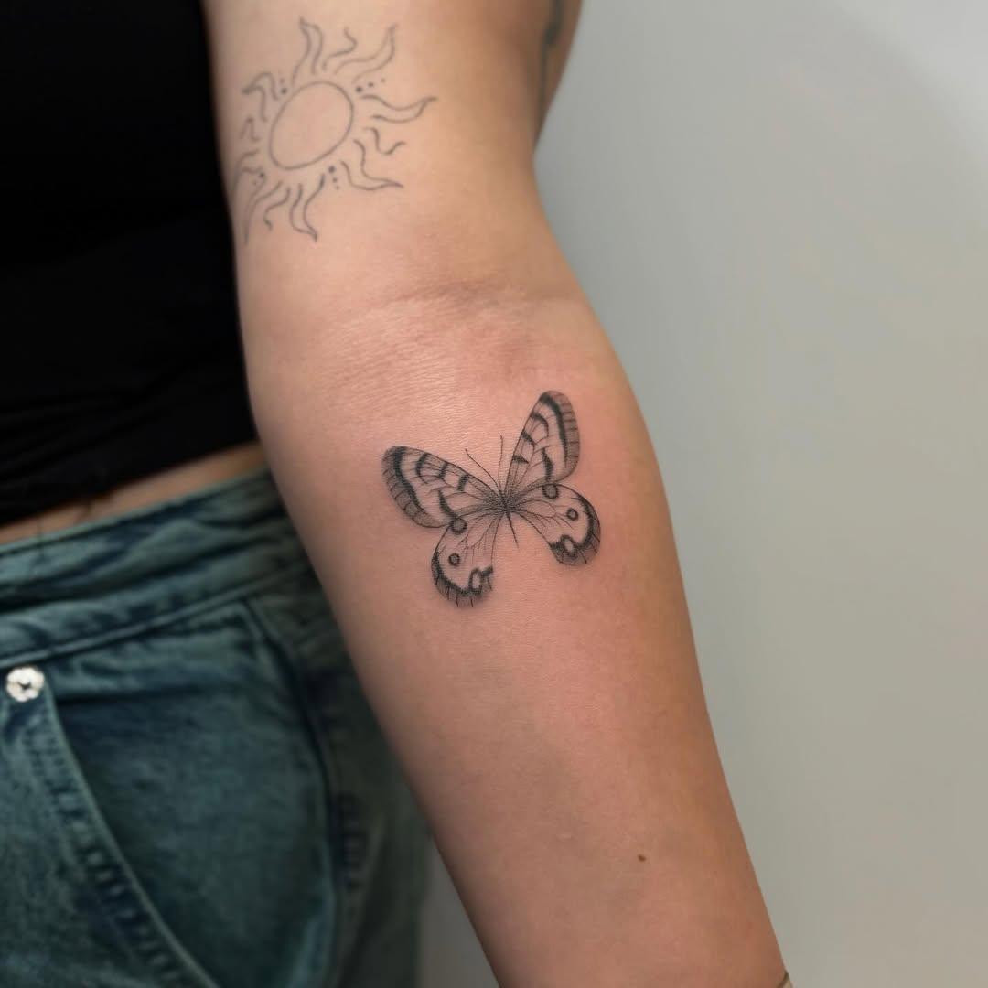 Tatouage papillon micro réalisme — ylleia.ttt