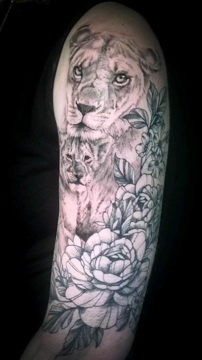 Tatouage lionne et lionceau black and grey — tonieblesk