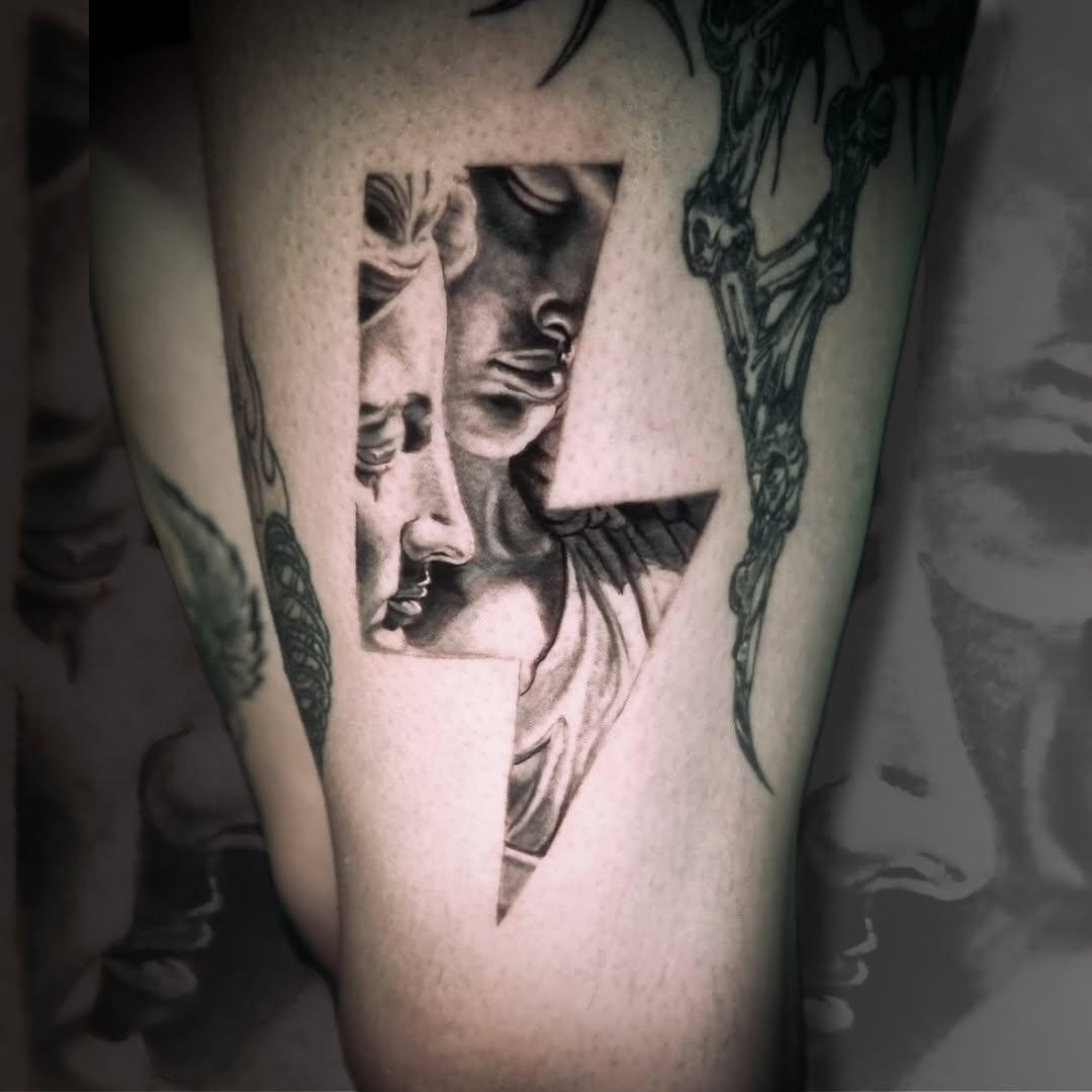 Tatouage éclair sur la cuisse — tonieblesk