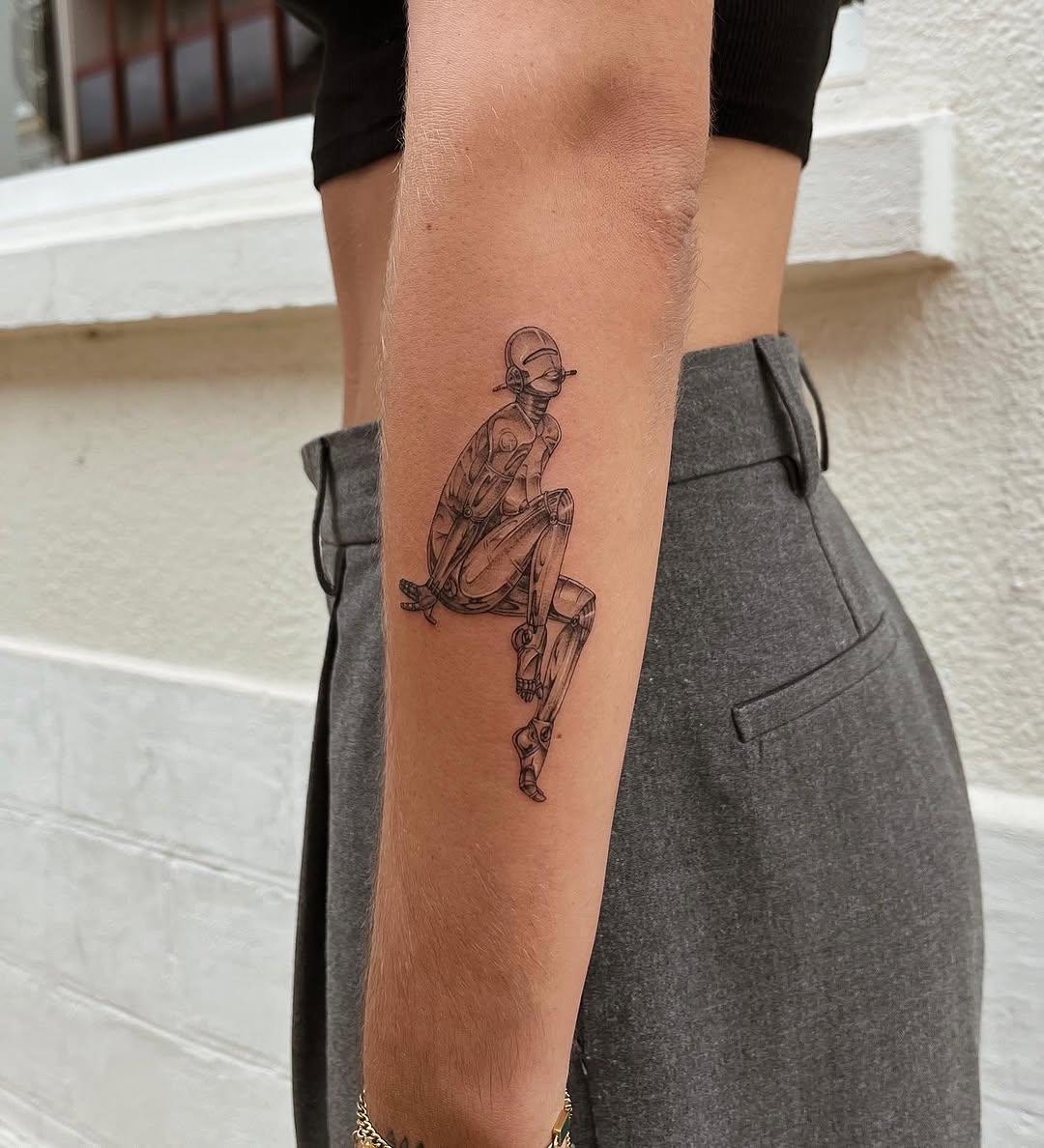 Androïde fine line sur l'avant-bras — radhands_