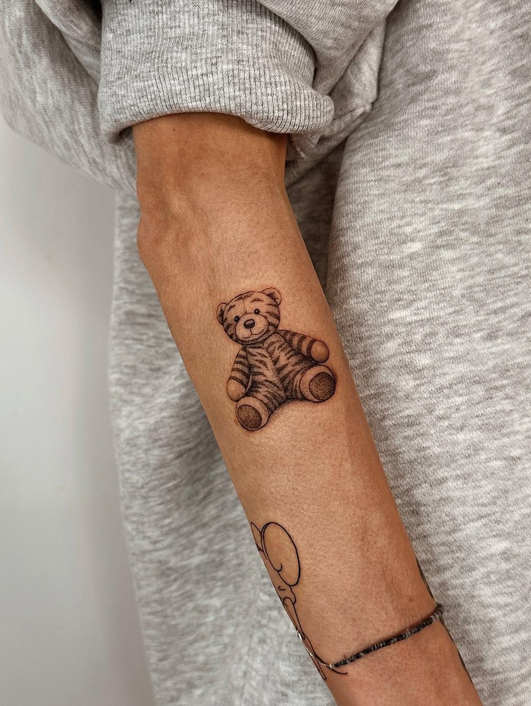 Doudou tatoué fine line — radhands_