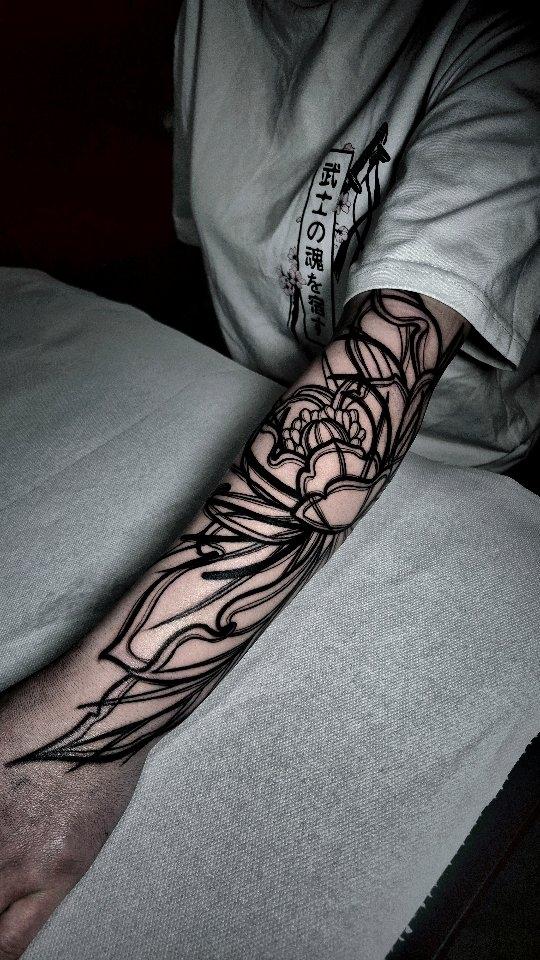 Tatouage floral en lignes fines — palva_pauline