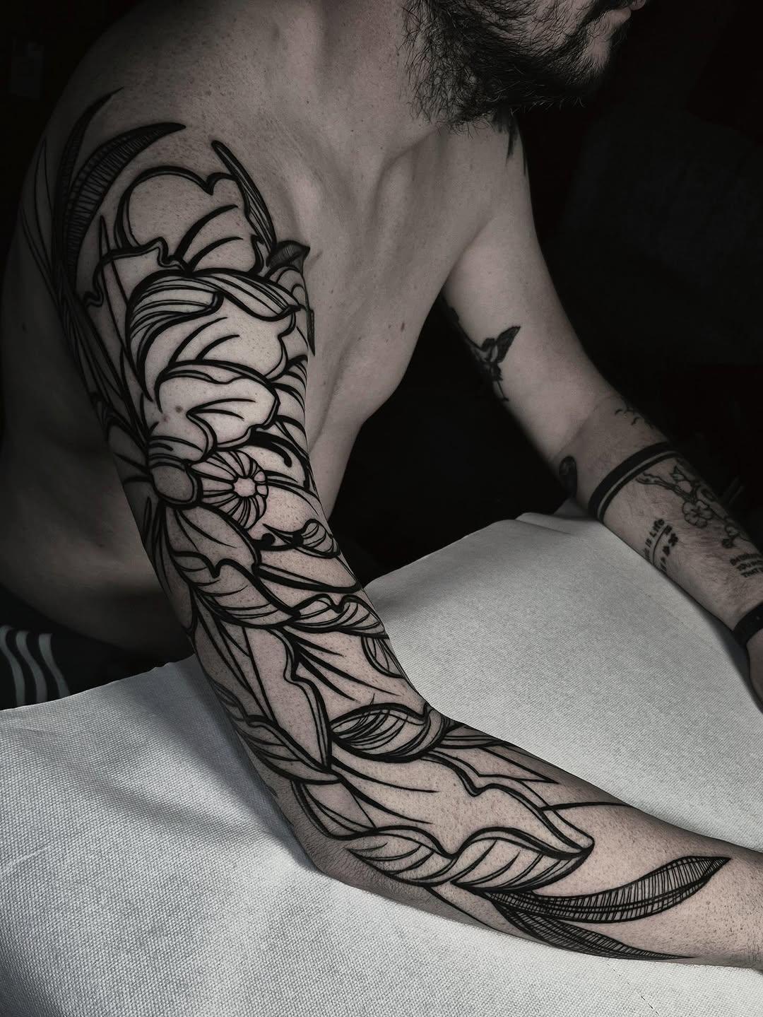 Tatouage floral sur le bras — palva_pauline