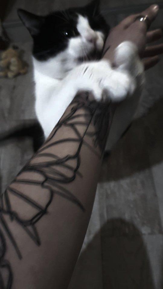 Tatouage floral en lignes fines — palva_pauline
