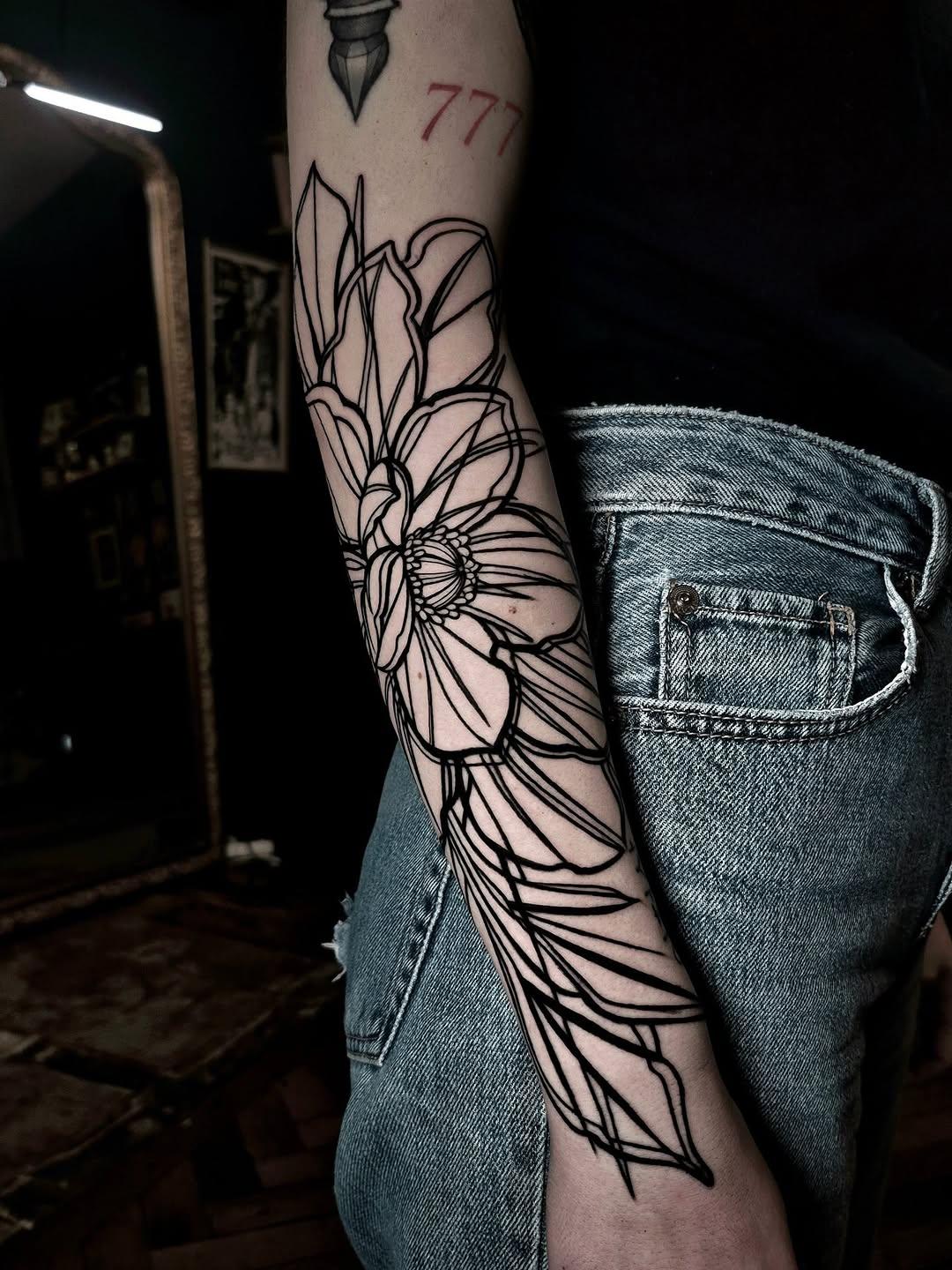 Tatouage floral fine line — palva_pauline