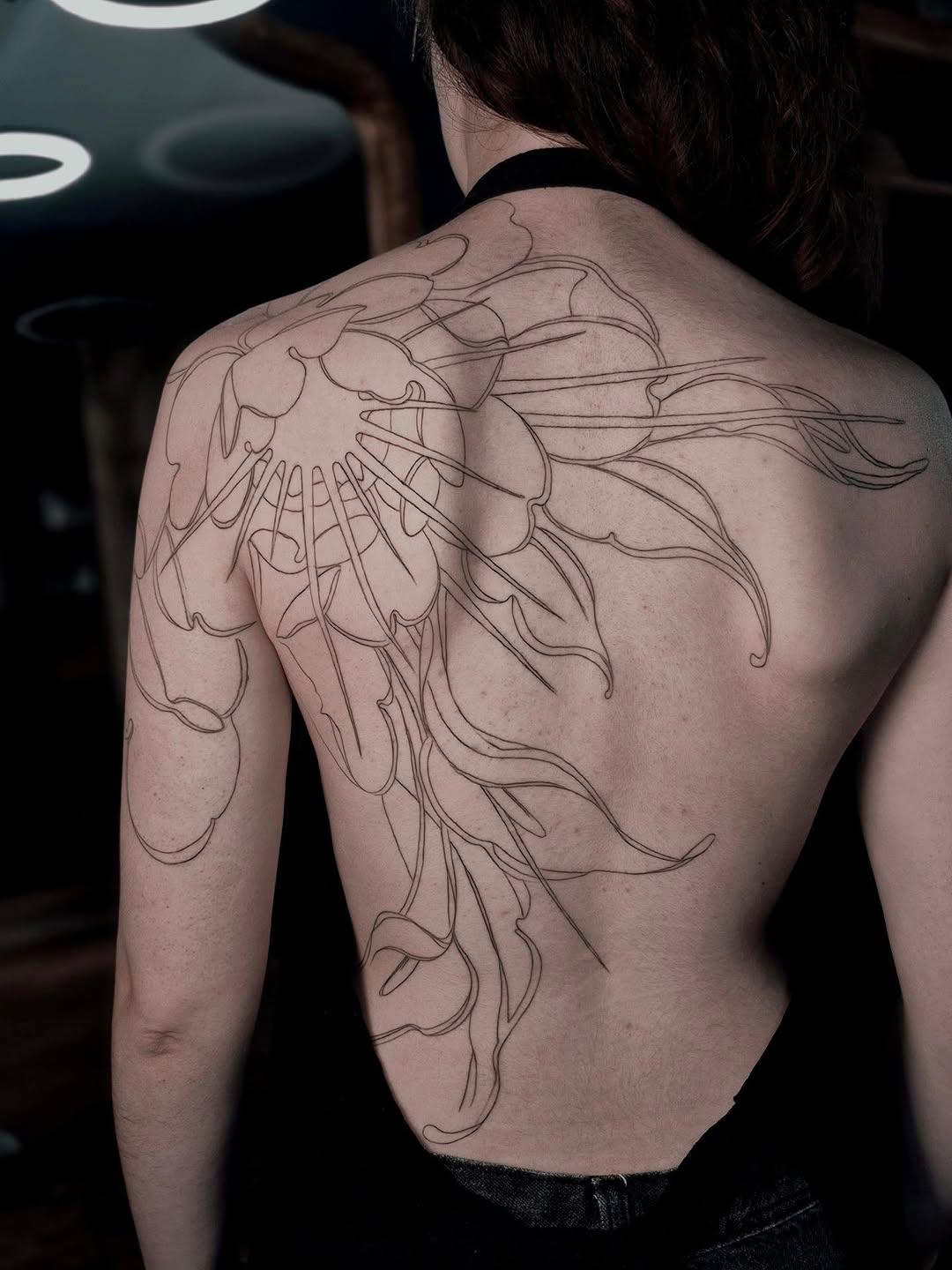 Pièce florale en cours sur le dos — palva_pauline