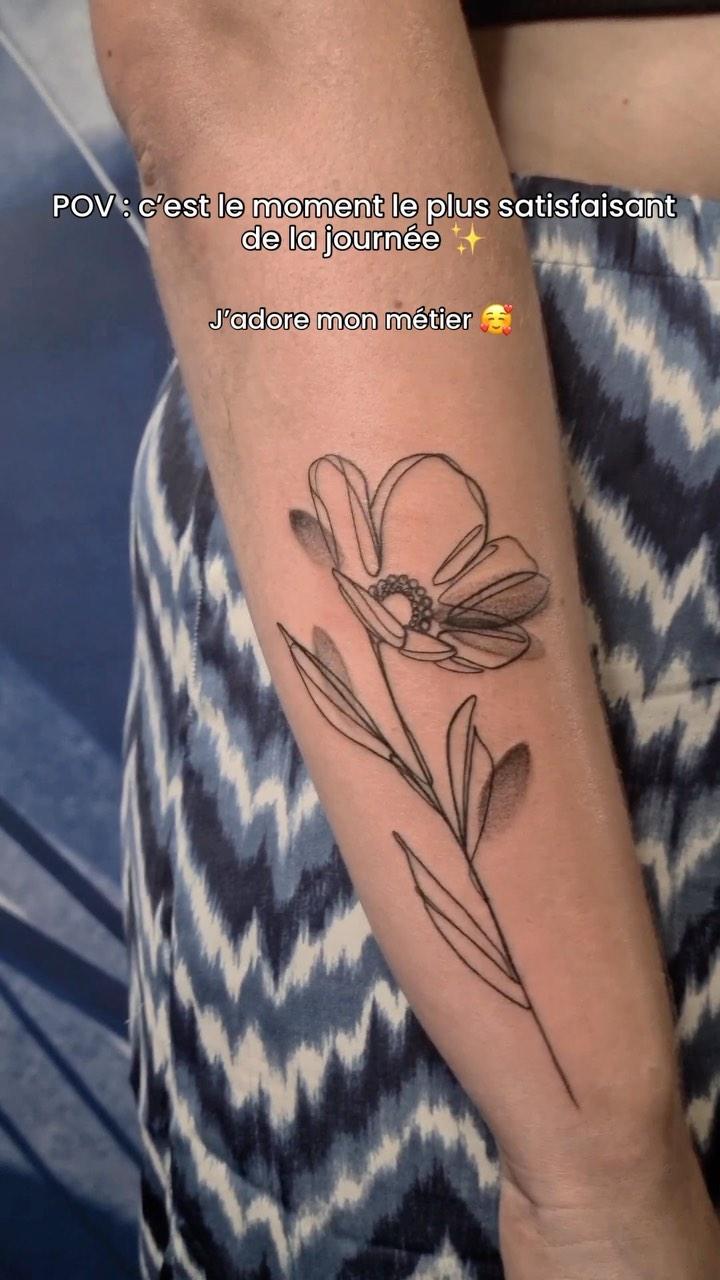 Tatouage fine line floral — lautre.pauline
