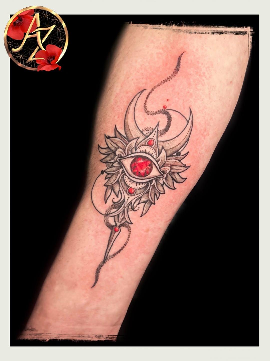 Tatouage oeil mystique avec cornes — azraelle76