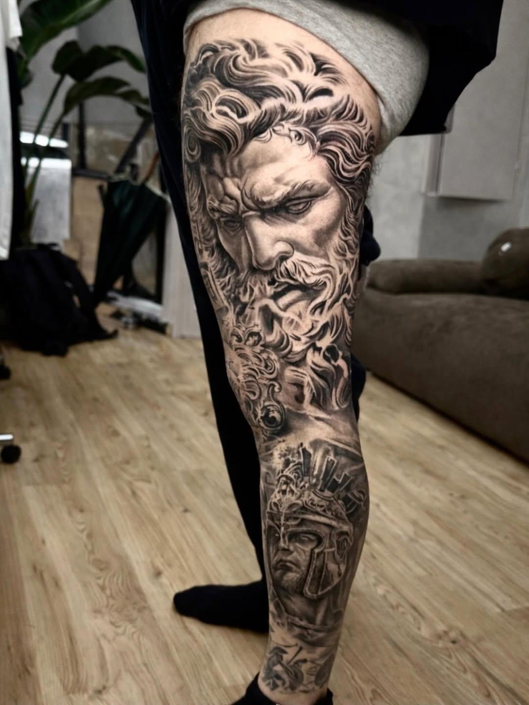 Tatouage réaliste noir et gris sur la jambe — jonathanvagner