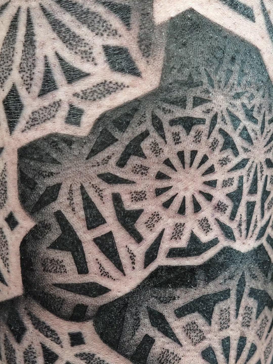 Gros plan de pattern géométrique — a.l.tattooer