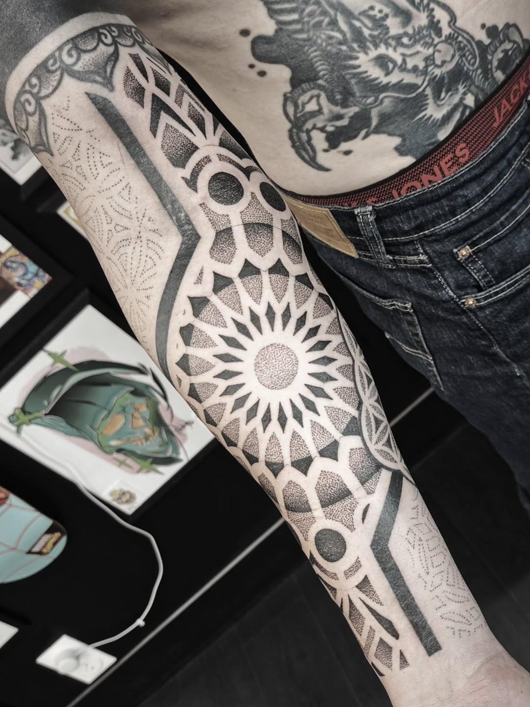 Grand mandala géométrique sur l'avant-bras — a.l.tattooer