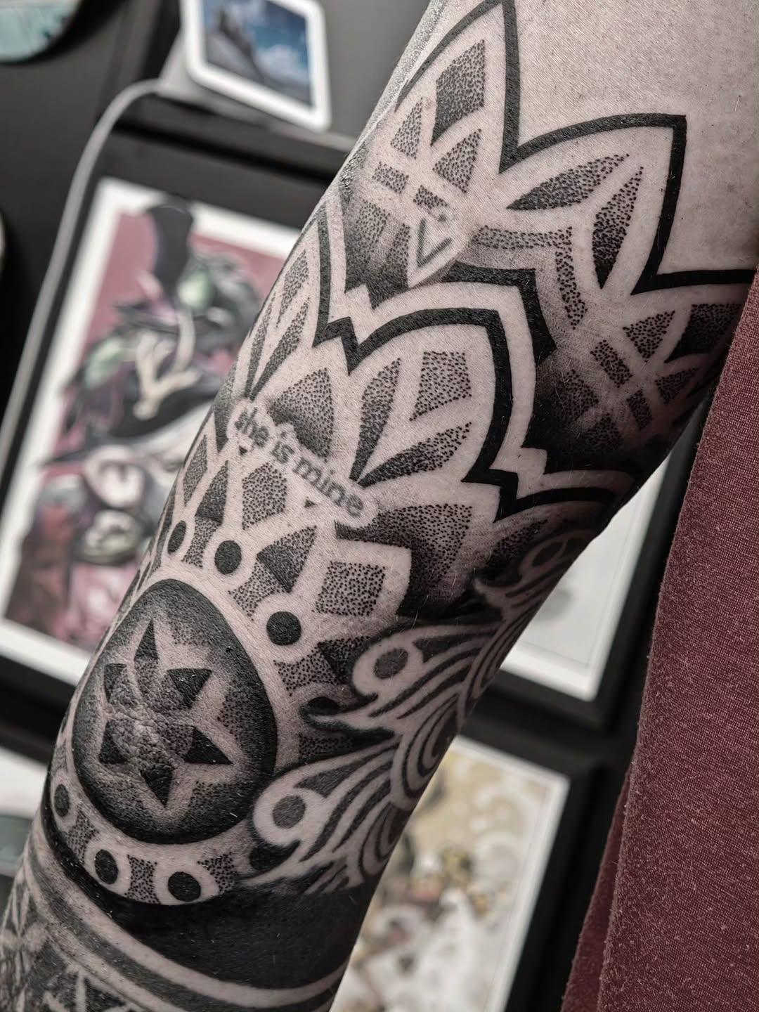 Mandala géométrique sur le coude — a.l.tattooer