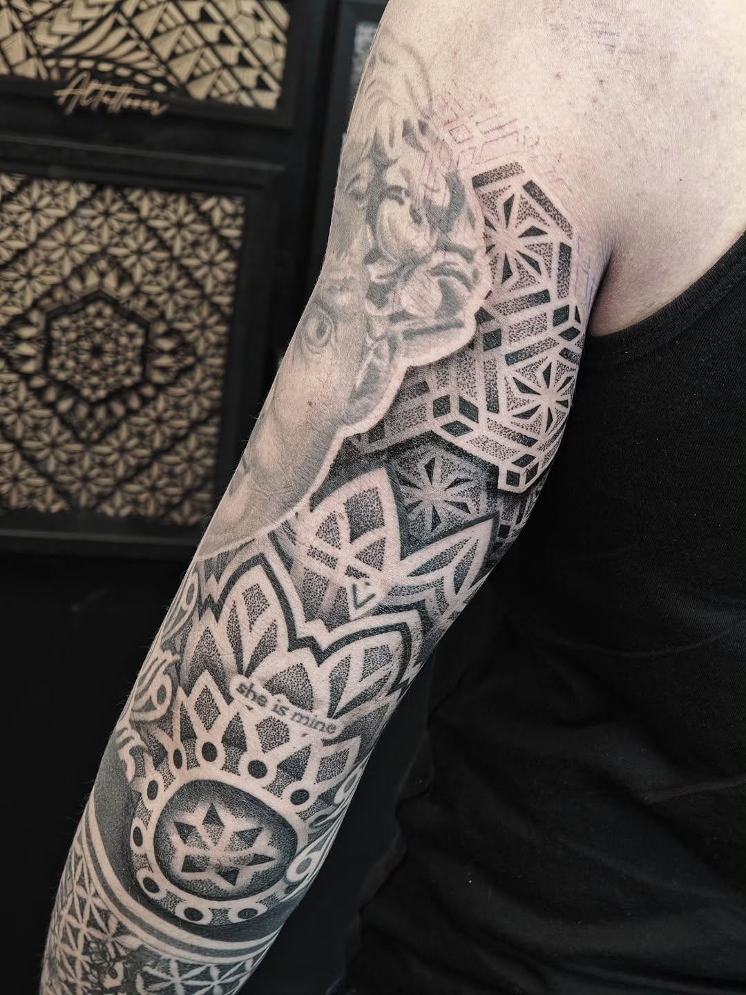Mandala au coude et patterns géométriques — a.l.tattooer