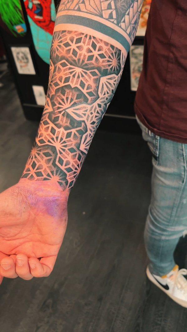 Avant-bras géométrique mandala terminé — a.l.tattooer