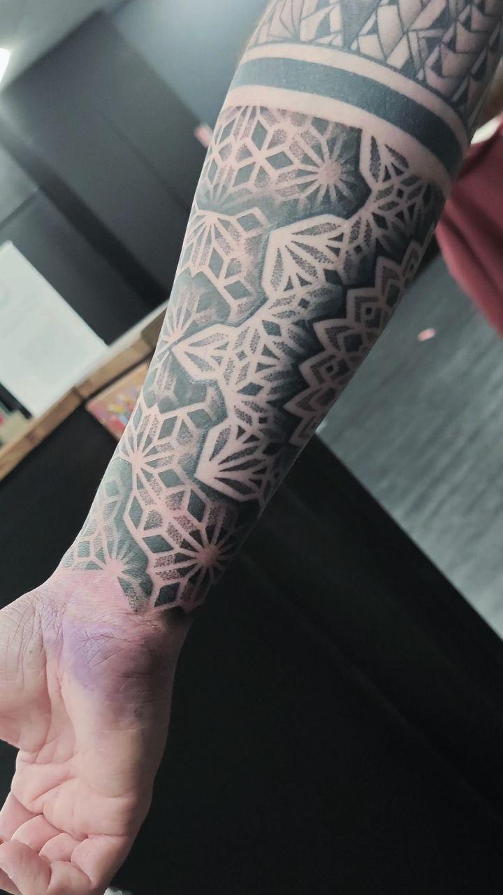 Avant-bras mandala et patterns géométriques — a.l.tattooer