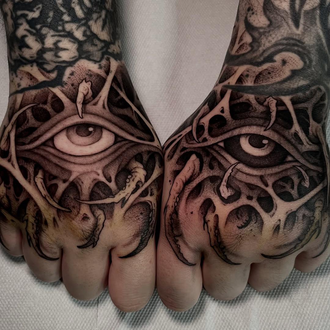 Yeux freehand blackwork — shewbaba