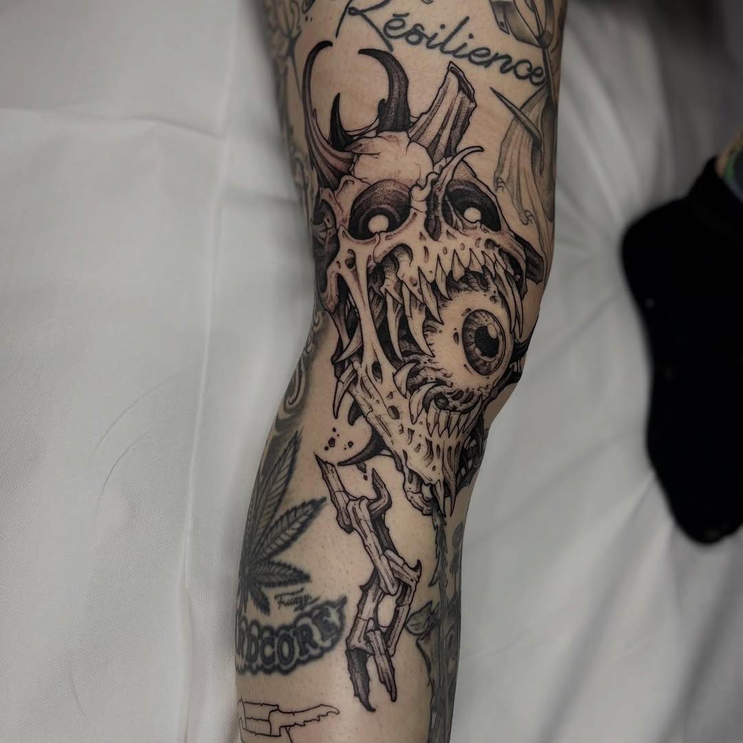 Tatouage dark ornemental réalisé en convention — chaos.vision_ttt