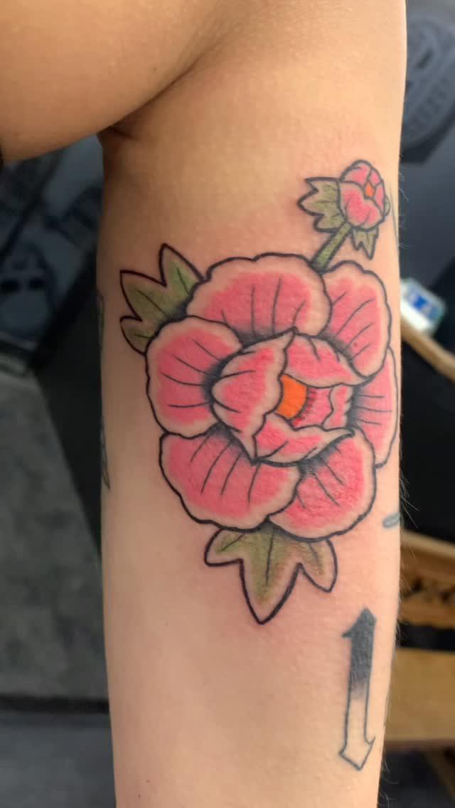 Pivoine traditionnelle couleur sur l'avant-bras — hellfish_tattoo