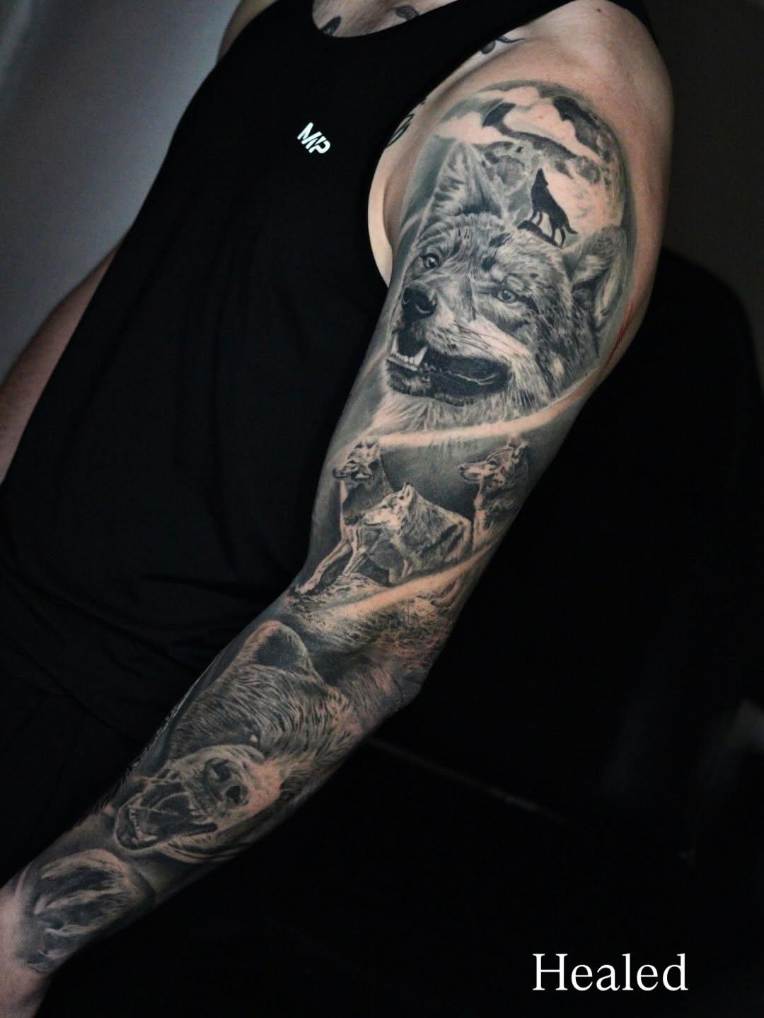 Tatouage Loup noir gris — mederinktattoo_