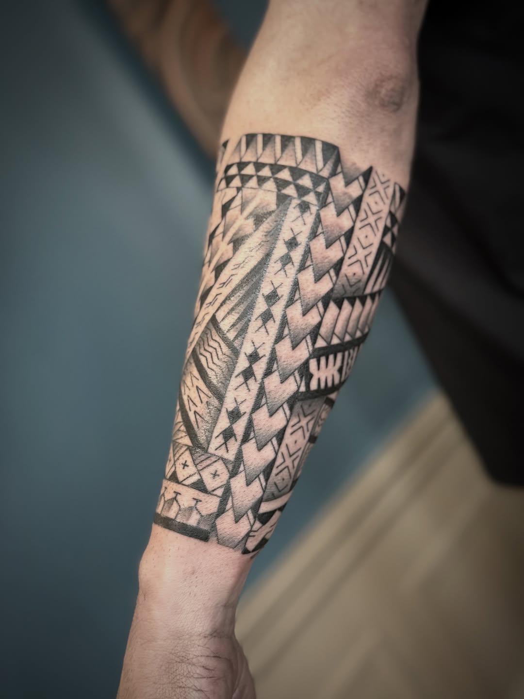 Tatouage polynésien samoan freehand — nikutatau