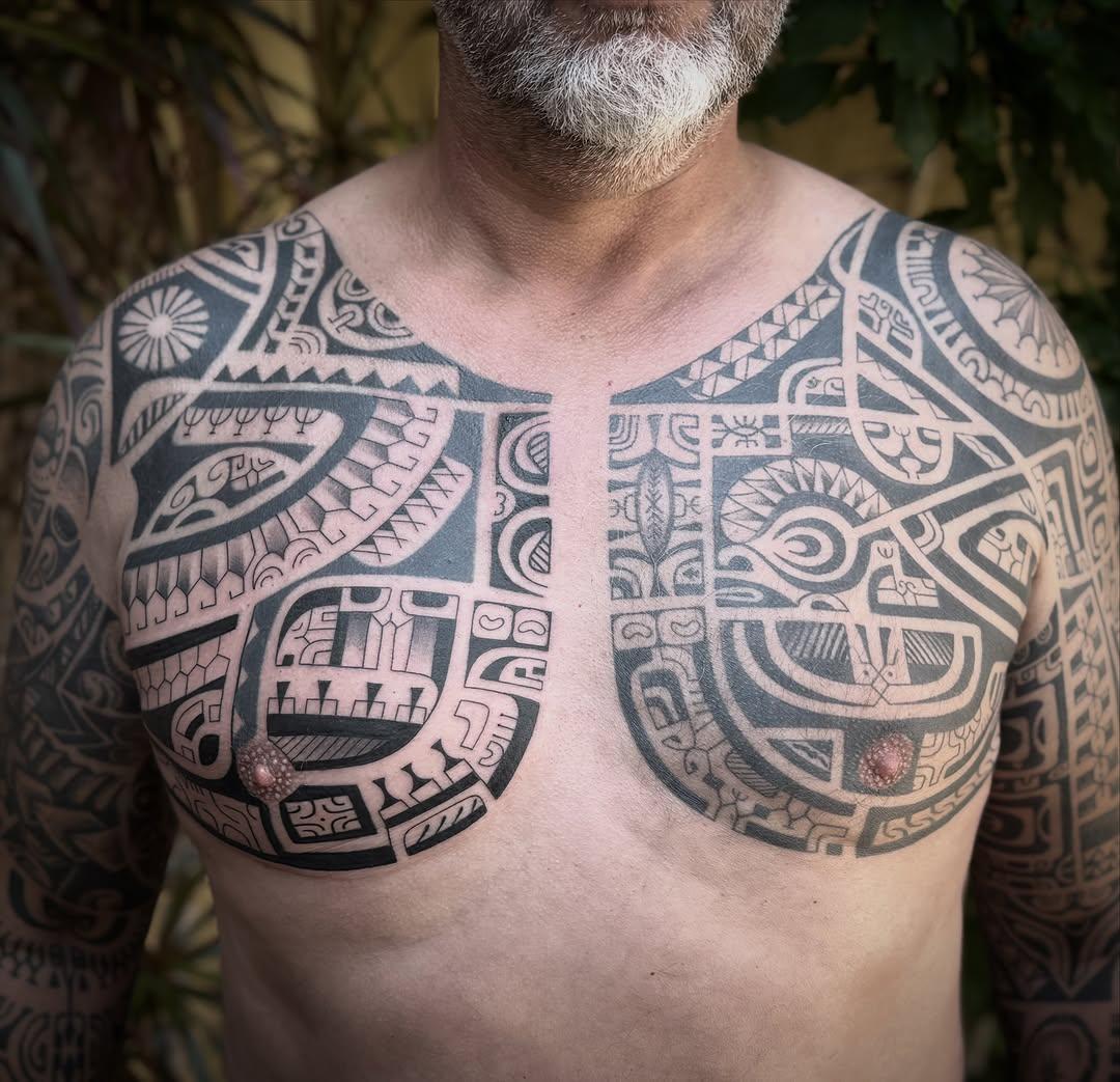 Tatouage polynésien marquesien sur le torse — nikutatau