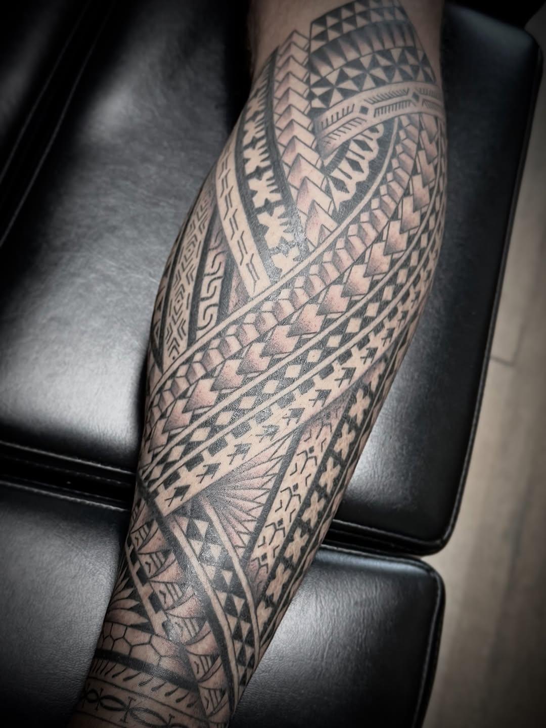 Tatouage polynésien freehand sur le mollet — nikutatau