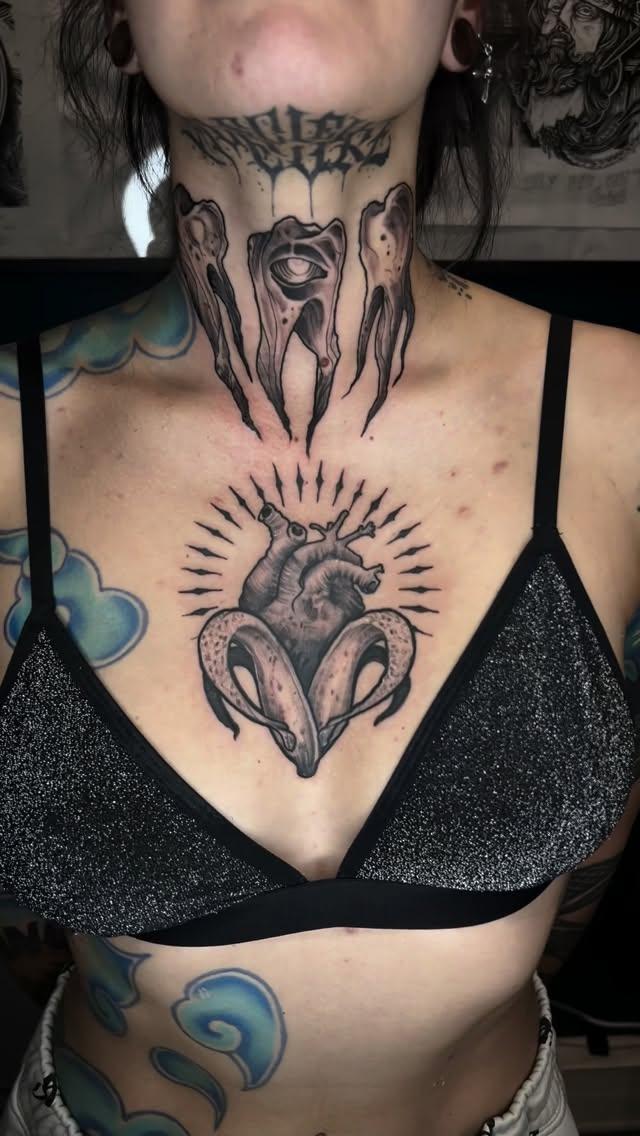 Pièce blackwork freehand sur la gorge — dorianblind_tattoo