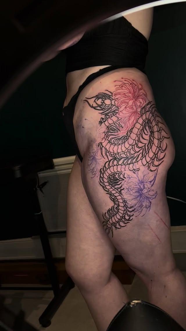 Mille-pattes et chrysanthèmes rouge/violet sur la hanche — dorianblind_tattoo