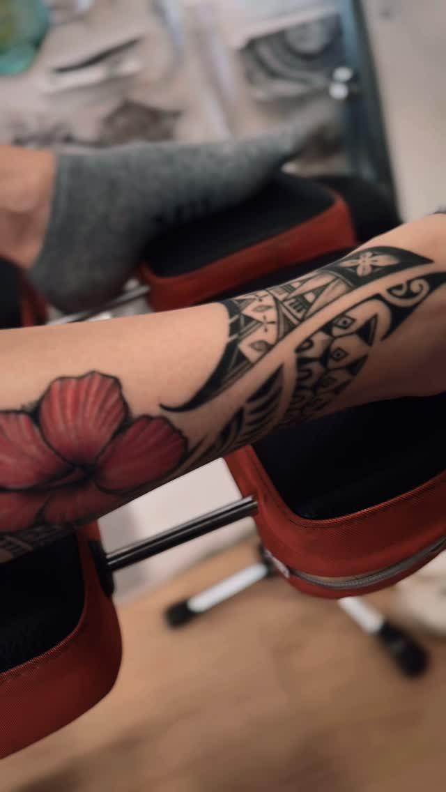 Avant-bras polynésien avec hibiscus rouge — patutikinui