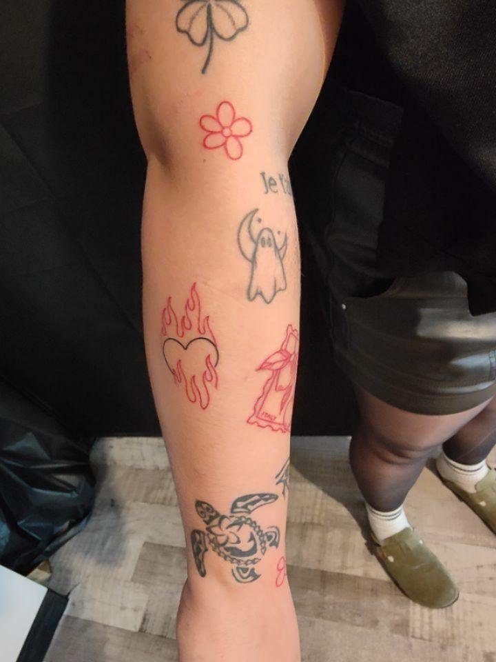 Lot de petits tatouages rouges pour Flora — la_griotte_ttt