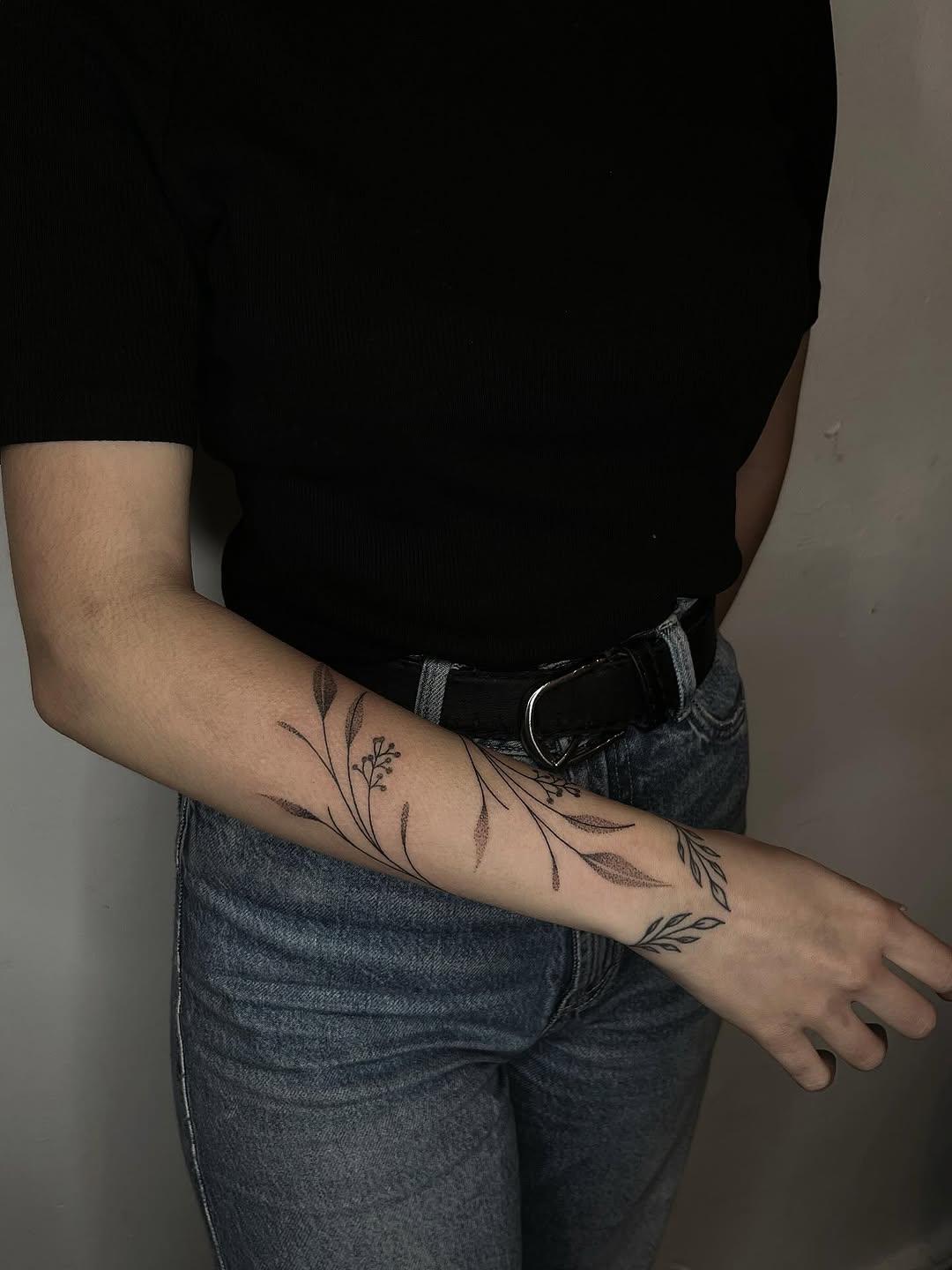 Bracelet végétal handpoke, poignet cicatrisé — atismata.ttoo