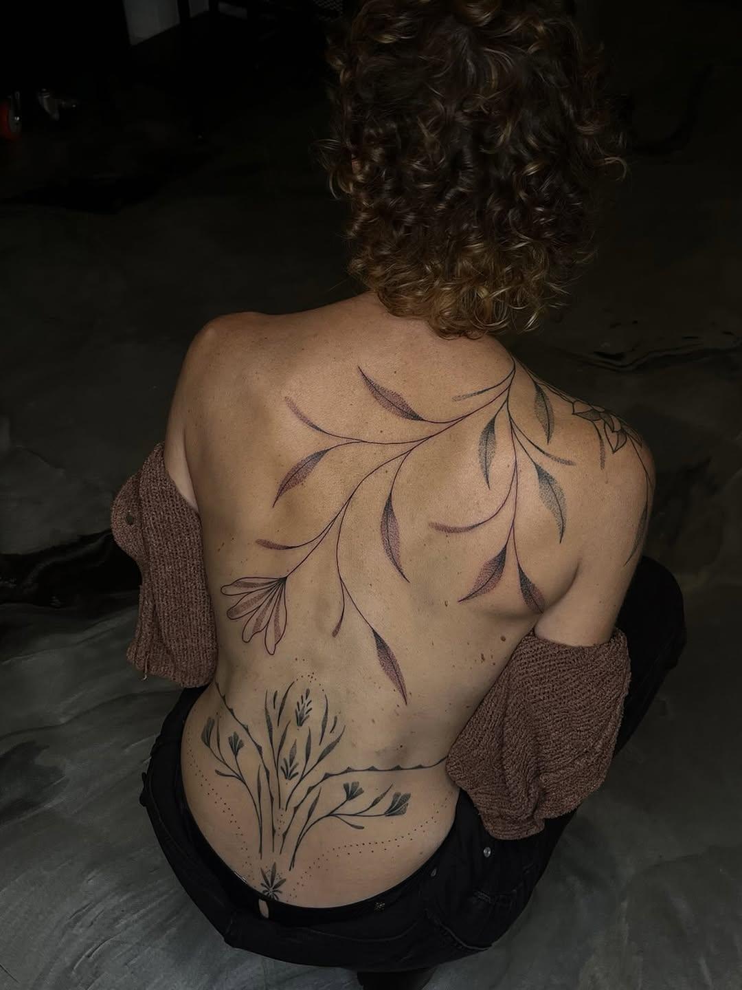 Feuillage et fleur freehand handpoke cicatrisés — atismata.ttoo