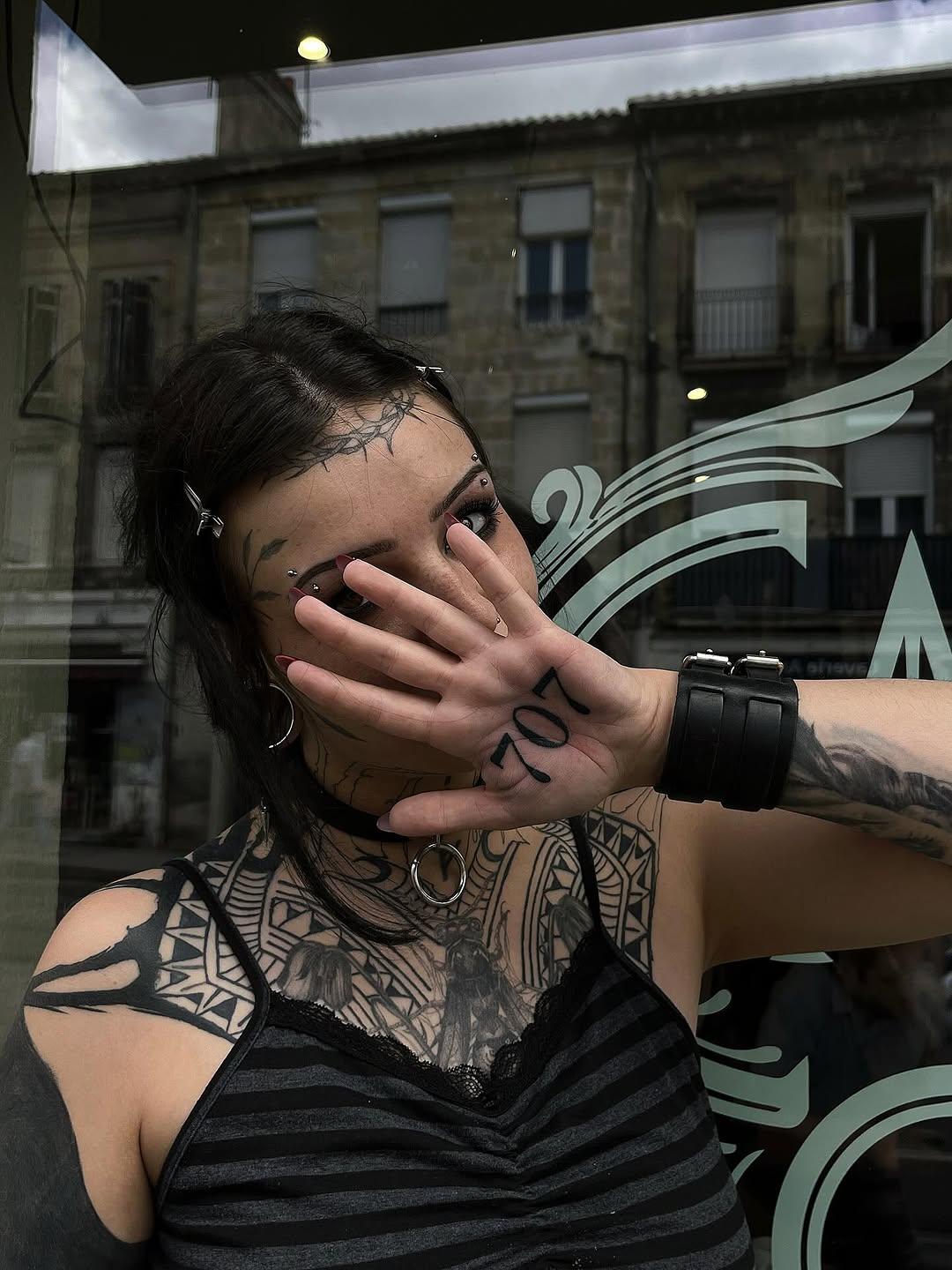 Tatouage handpoke dans la paume — atismata.ttoo
