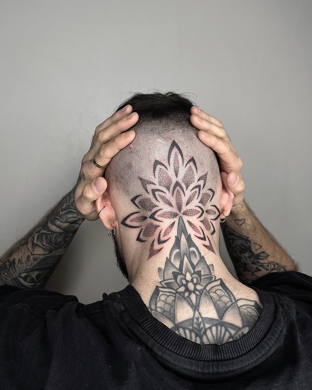 Début de projet crâne en dotwork handpoke — atismata.ttoo