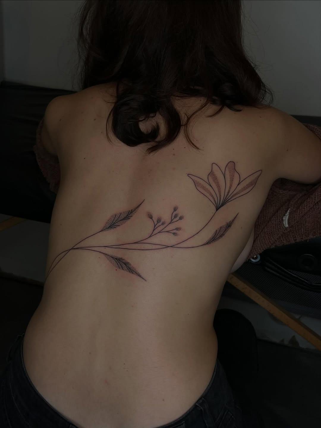 Flash floral handpoke adopté — atismata.ttoo